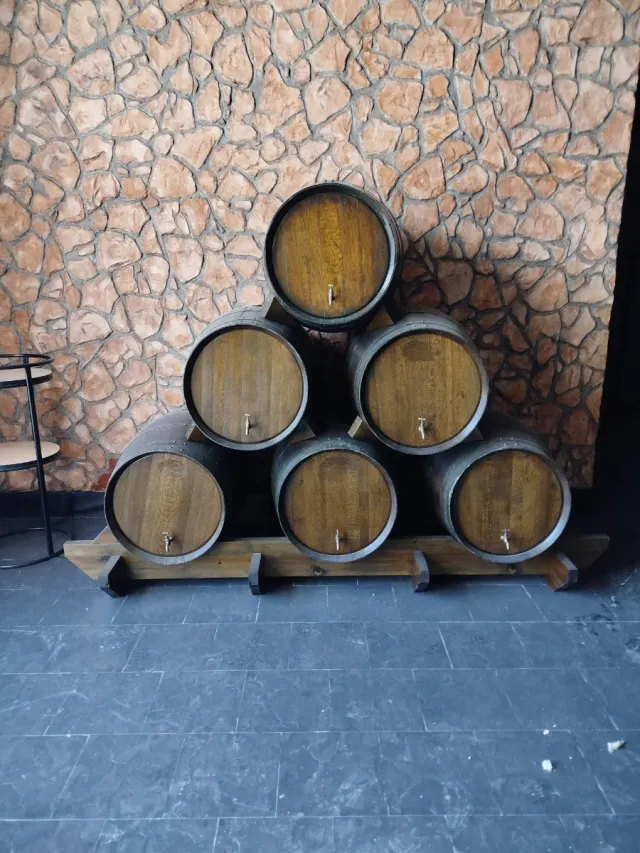 Pirámide de barriles de madera