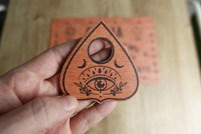 Tabuleiro Ouija de madeira com planchette incluída