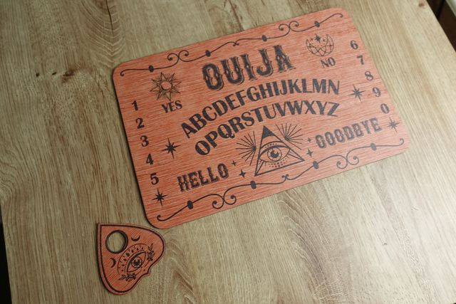Tabuleiro Ouija de madeira com planchette incluída