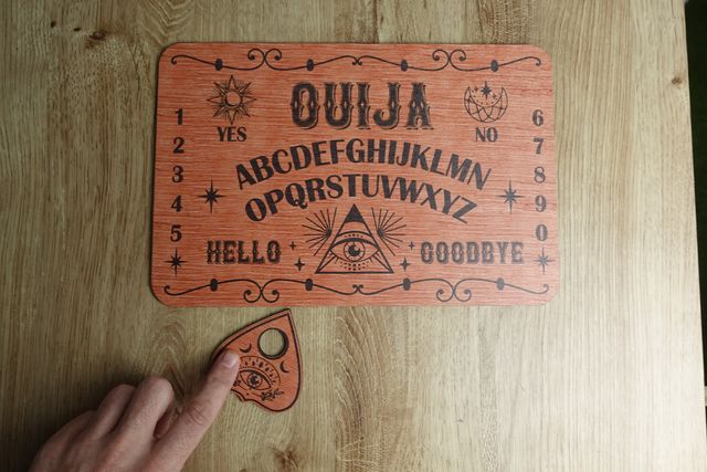 Tabuleiro Ouija de madeira com planchette incluída