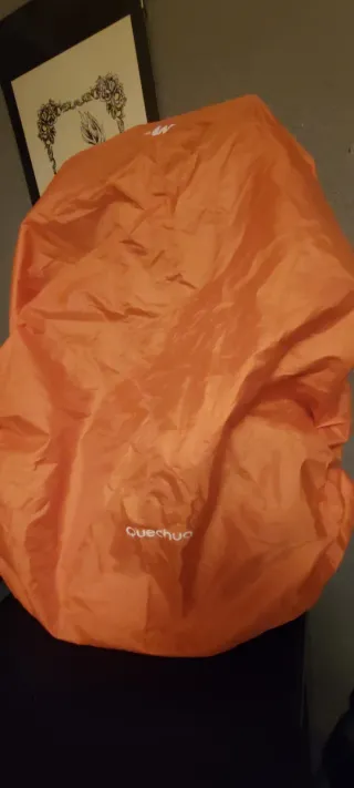 Mochila Quechua Forclaz 60L + funda impermeable.