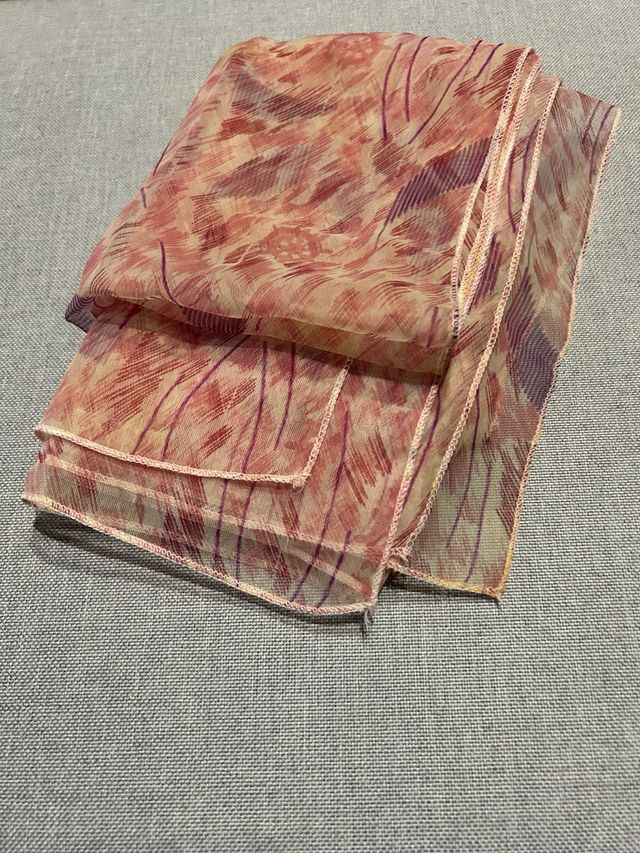 Pañuelo estampado rosa y morado