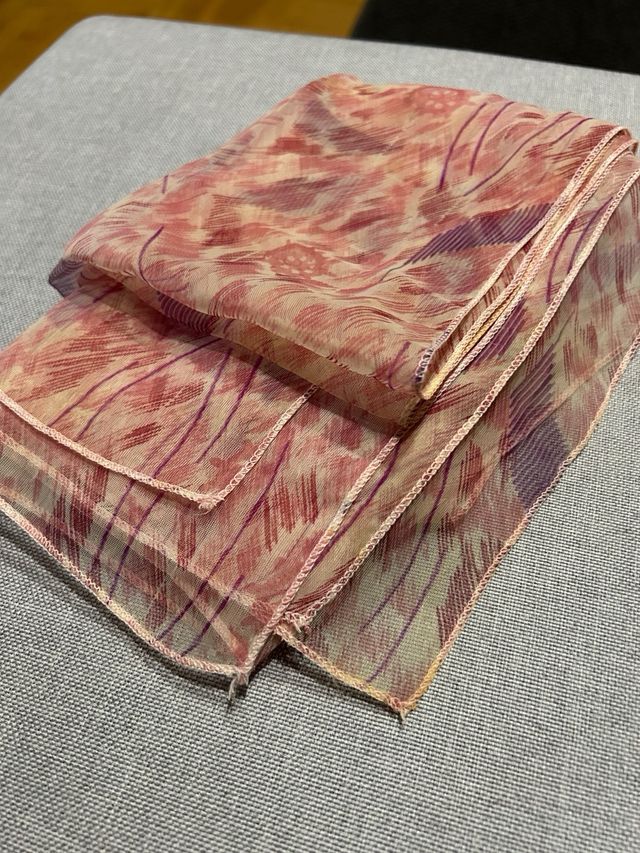 Pañuelo estampado rosa y morado