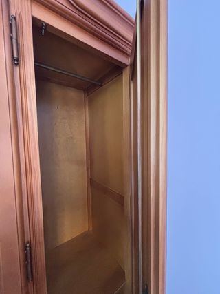 Armario de madera con espejo