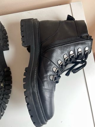 Botines de cuero negras con cordones