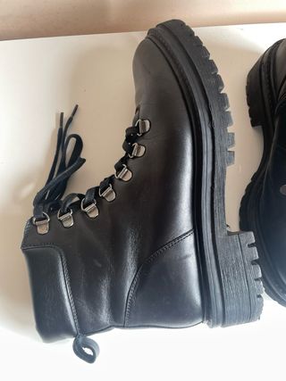 Botines de cuero negras con cordones