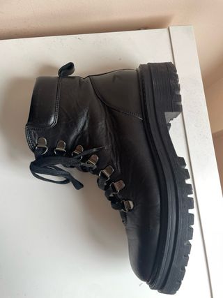 Botines de cuero negras con cordones