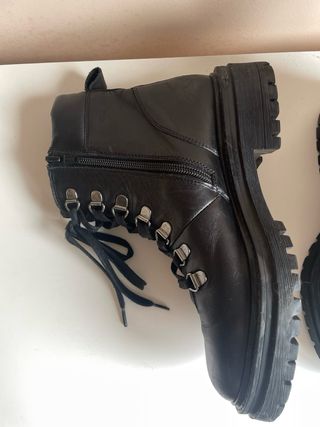 Botines de cuero negras con cordones