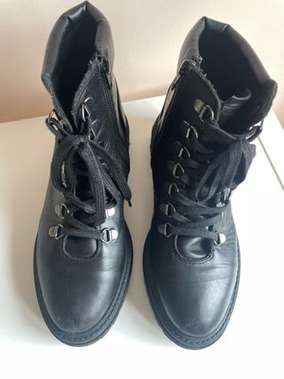 Botines de cuero negras con cordones