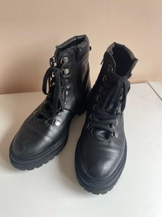 Botines de cuero negras con cordones