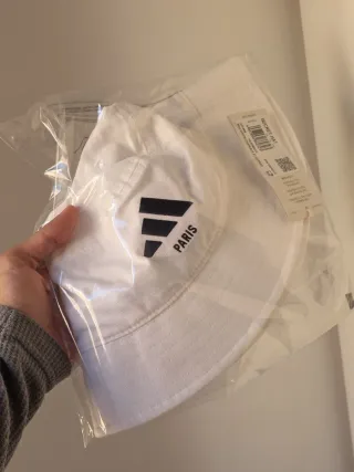 Piluso Adidas Bucket Paris Blanca Negra