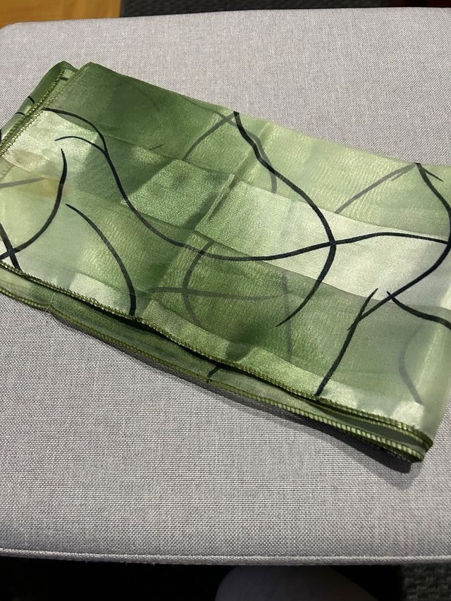 Pañuelo verde con estampado abstracto