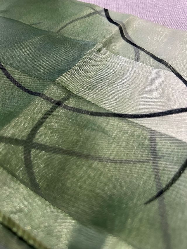 Pañuelo verde con estampado abstracto