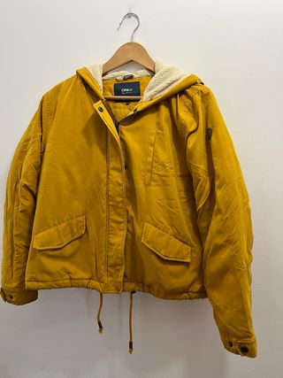 Anorak ONLY amarillo con capucha color mostaza