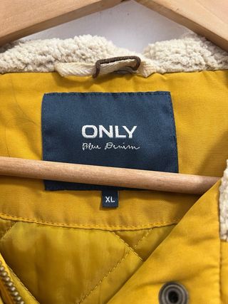 Anorak ONLY amarillo con capucha color mostaza