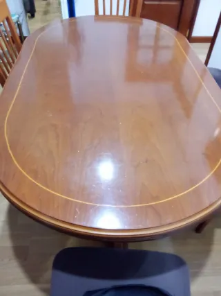 Mesa de comedor ovalada de madera