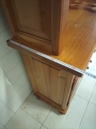 Alacena de madera con puertas de cristal