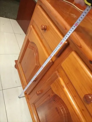 Alacena de madera con puertas de cristal