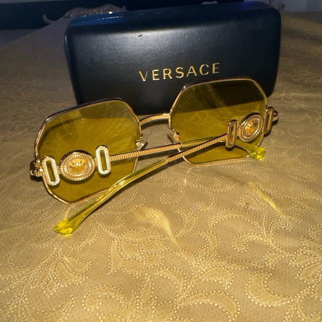 Gafas de sol Versace doradas y amarillas