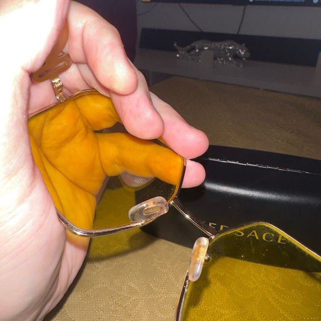 Gafas de sol Versace doradas y amarillas