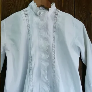 Blusa antigua con encaje