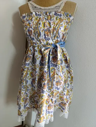 Vestido estampado paisley con encaje