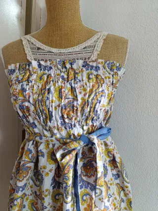 Vestido estampado paisley con encaje