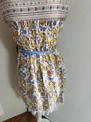 Vestido estampado paisley con encaje