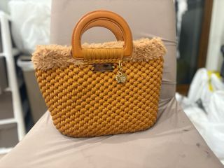 Borsa uncinetto con pelliccia e charms