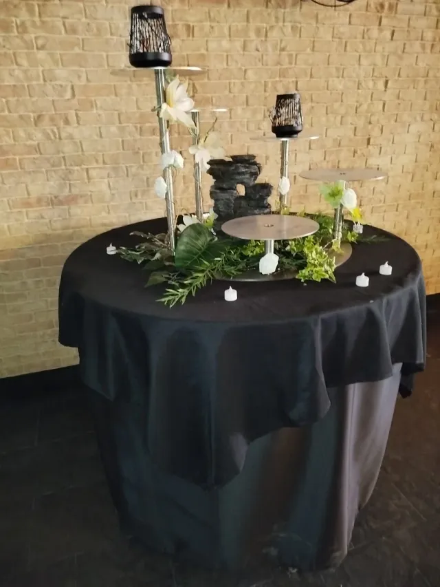 Mesa alta con ruedas