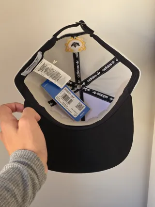 Gorra Adidas Blanca y Negra