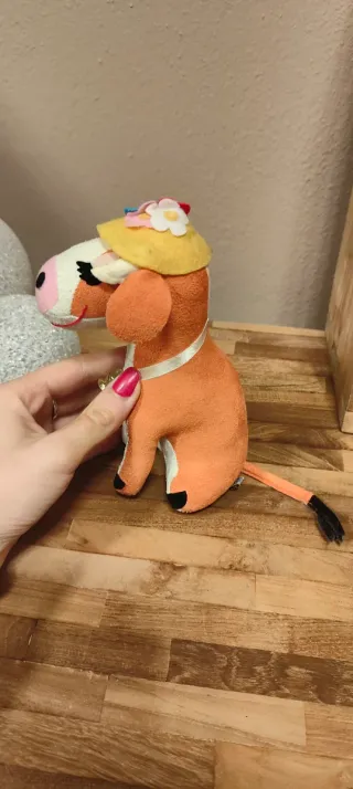 Mucca di pezza decorativa