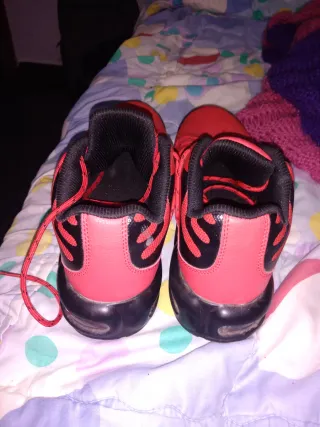 Tenis/Zapatillas Rojas y Negras para hombre