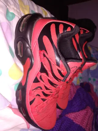 Tenis/Zapatillas Rojas y Negras para hombre