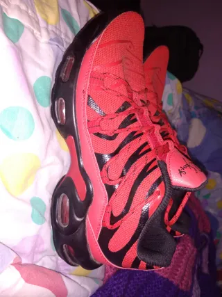 Tenis/Zapatillas Rojas y Negras para hombre