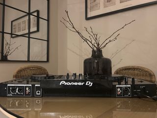 Mesa DJ Pioneer DJ TODO EN UNO Negra