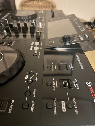 Mesa DJ Pioneer DJ TODO EN UNO Negra