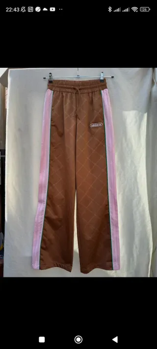 Pantalones Adidas Marrones y Rosas con etiqueta