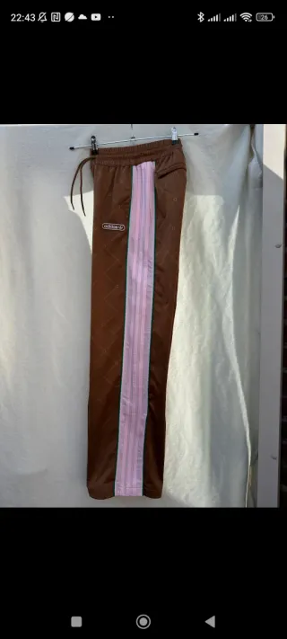 Pantalones Adidas Marrones y Rosas con etiqueta