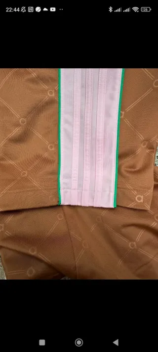 Pantalones Adidas Marrones y Rosas con etiqueta