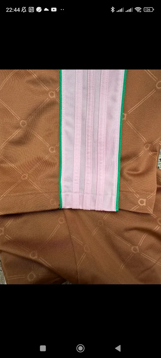 Pantalones Adidas Marrones y Rosas con etiqueta