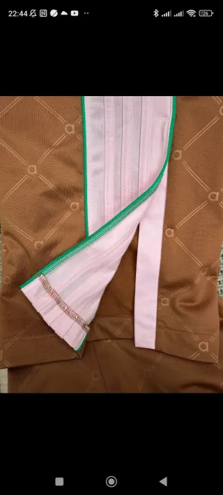 Pantalones Adidas Marrones y Rosas con etiqueta