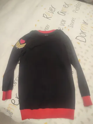 Chaqueta larga negra y roja