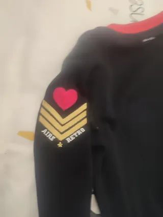 Chaqueta larga negra y roja