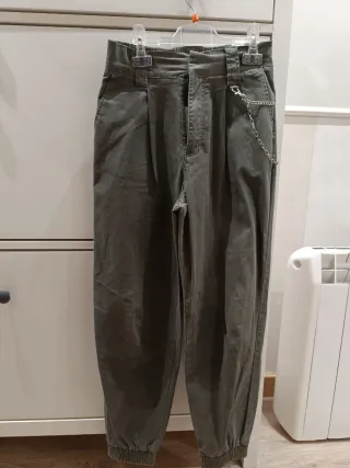 2 Pantalones cargo verde y beige