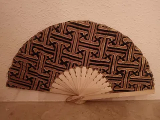 Abanico decoración modernista marrón y dorado