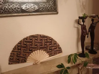 Abanico decoración modernista marrón y dorado