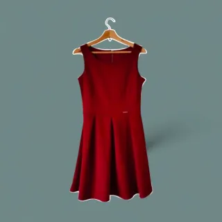 Vestido granate con curvas