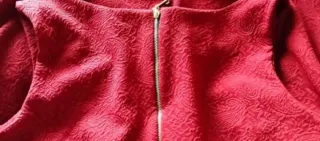 Vestido granate con curvas