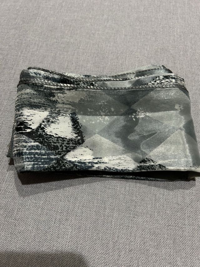Pañuelo estampado tonos grises